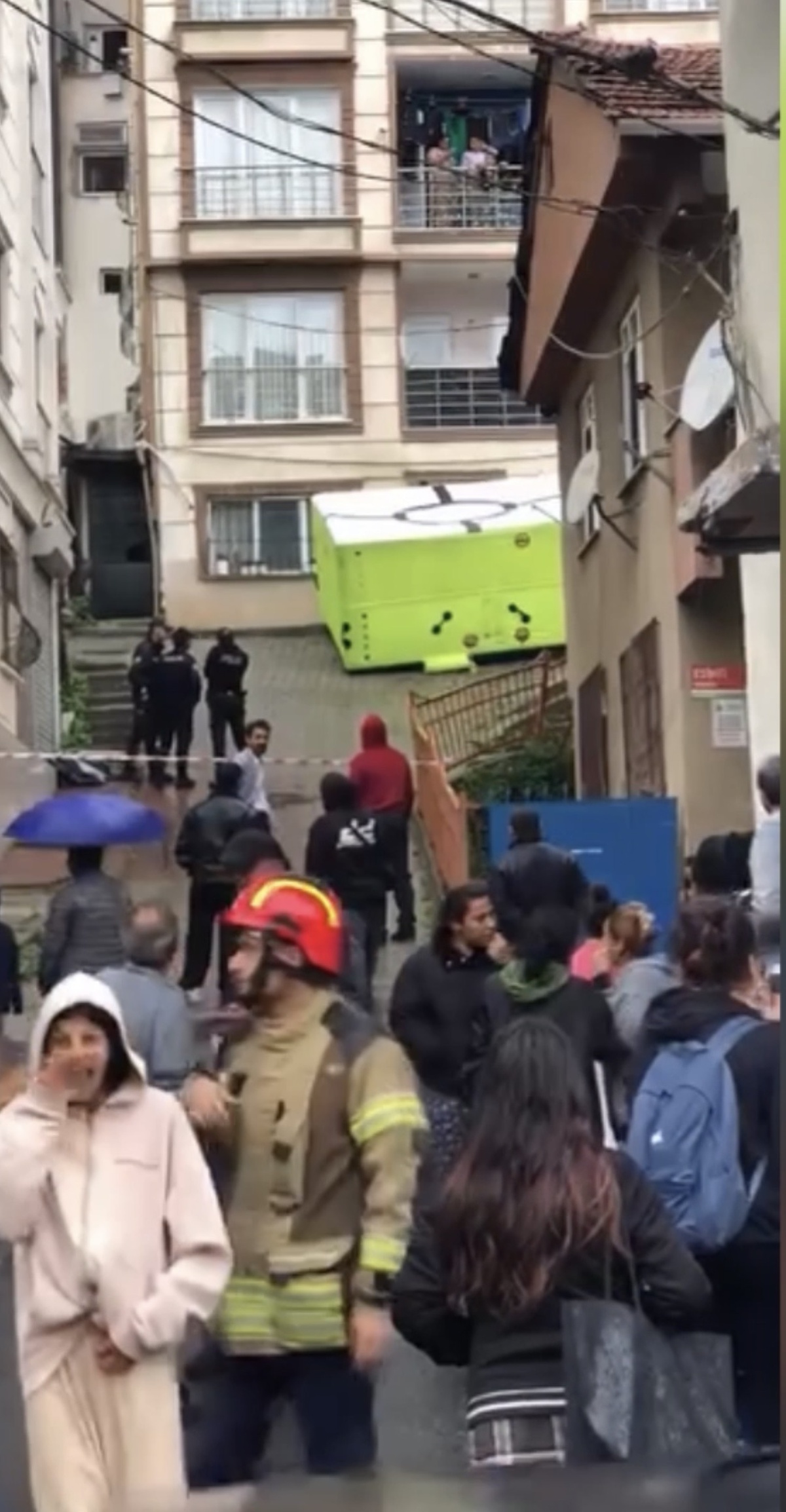 Polis, Kağıthane\'de 6 katlı binanın çatısına çıkan adamı 45 dakikada ikna etti