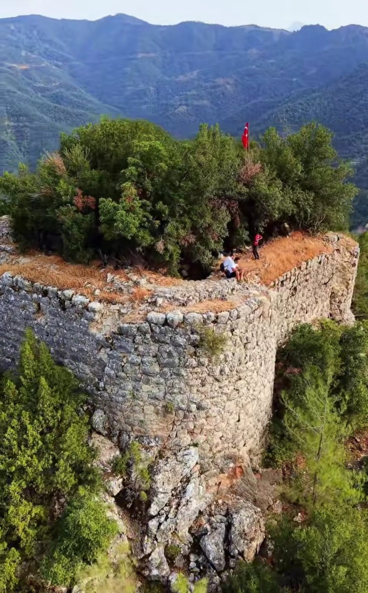Kahramanmaraş Andırın\'daki Hisar Kalesi sarp konumu ve taş duvarlarıyla ilgi görüyor