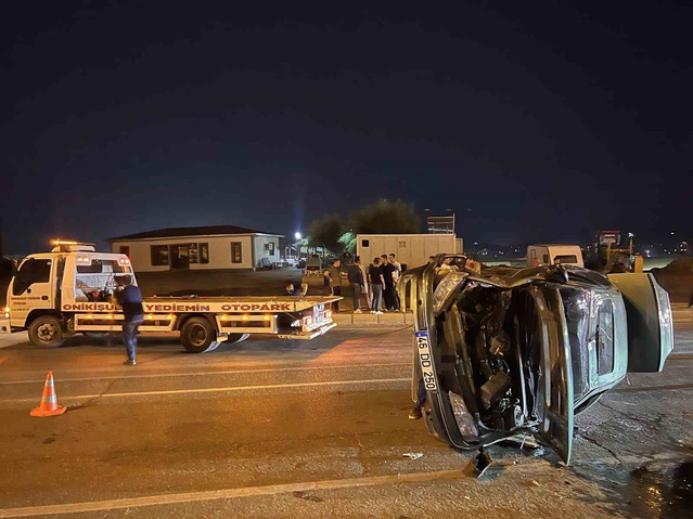 Kahramanmaraş'ta Batı Çevre Yolu'nda takla atan otomobilde 3 kişi yaralandı.