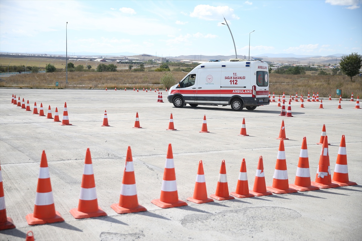 Kars\'ta 17 gönüllü sağlık çalışanına 3 günlük UMKE, 21 kişiye sürüş eğitimi verildi