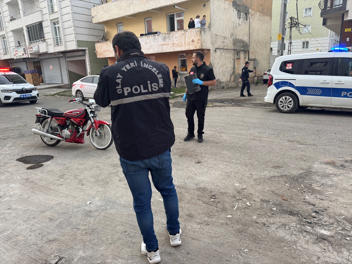 Kars\'ta motosikletli saldırgan, anne ile oğlunu yaralayıp motosikleti bırakarak kaçtı