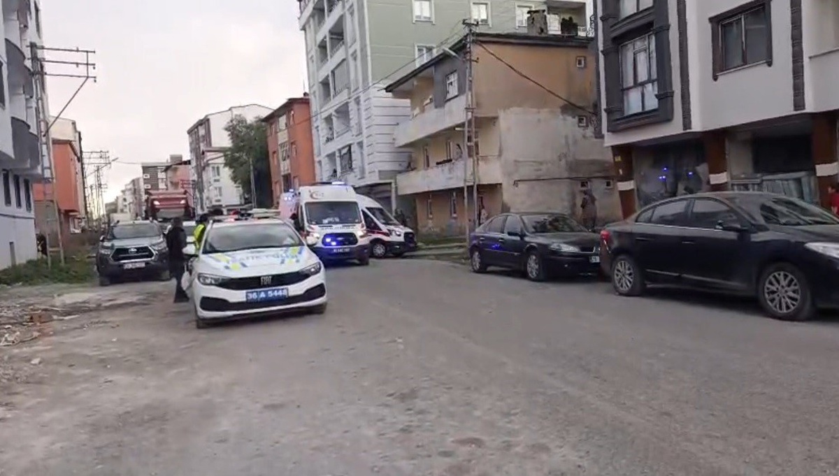 Kars\'ta motosikletli saldırgan, 1\'i kadın 2 kişiyi ayaklarından vurdu