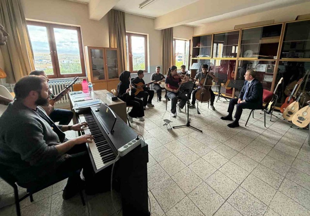 Kars Valisi Ziya Polat, güzel sanatlar lisesinde öğrencilerle sohbet etti