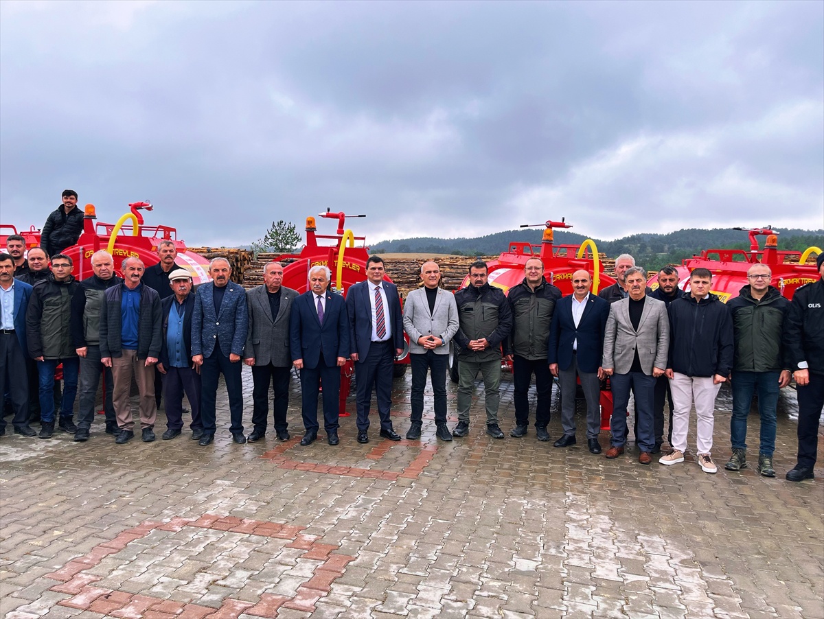 Devrekani\'de orman köylülerine yangına müdahale için 17 sulama tankeri verildi