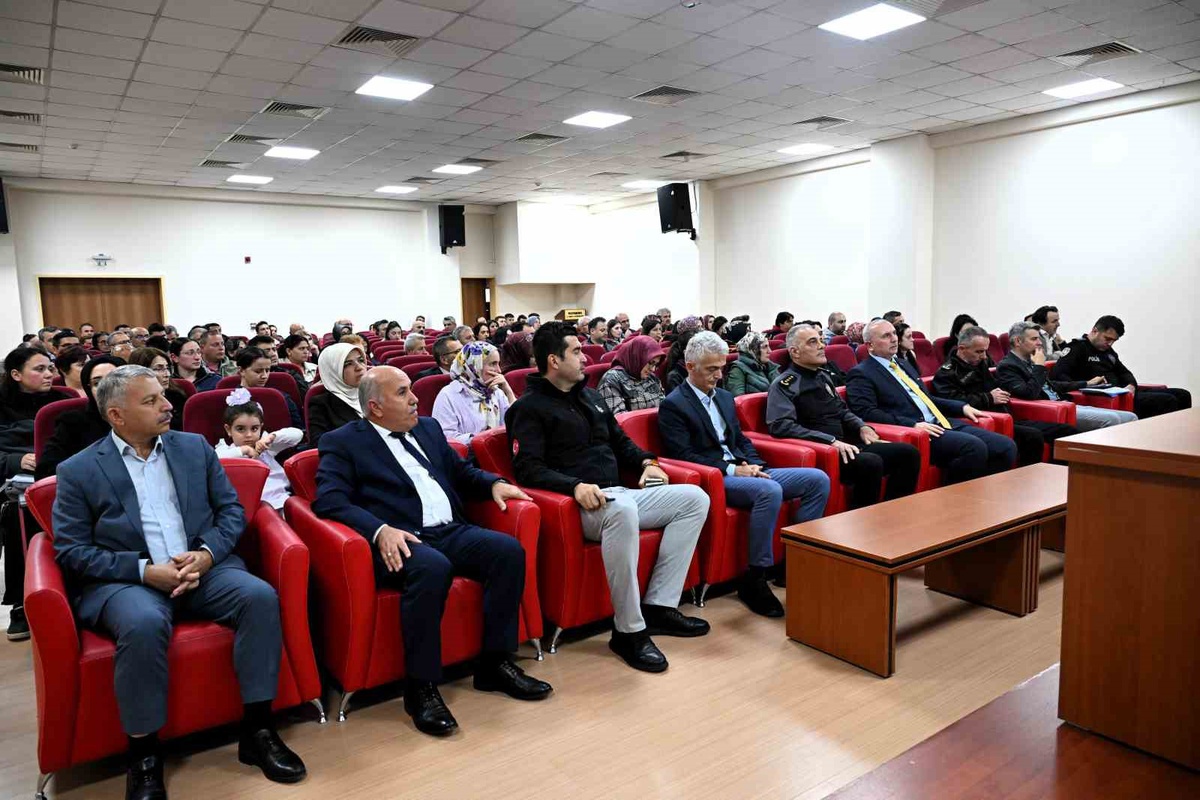 Kastamonu Emniyet Müdürü Taş, okul müdürleriyle güvenlik tedbirlerini değerlendirdi