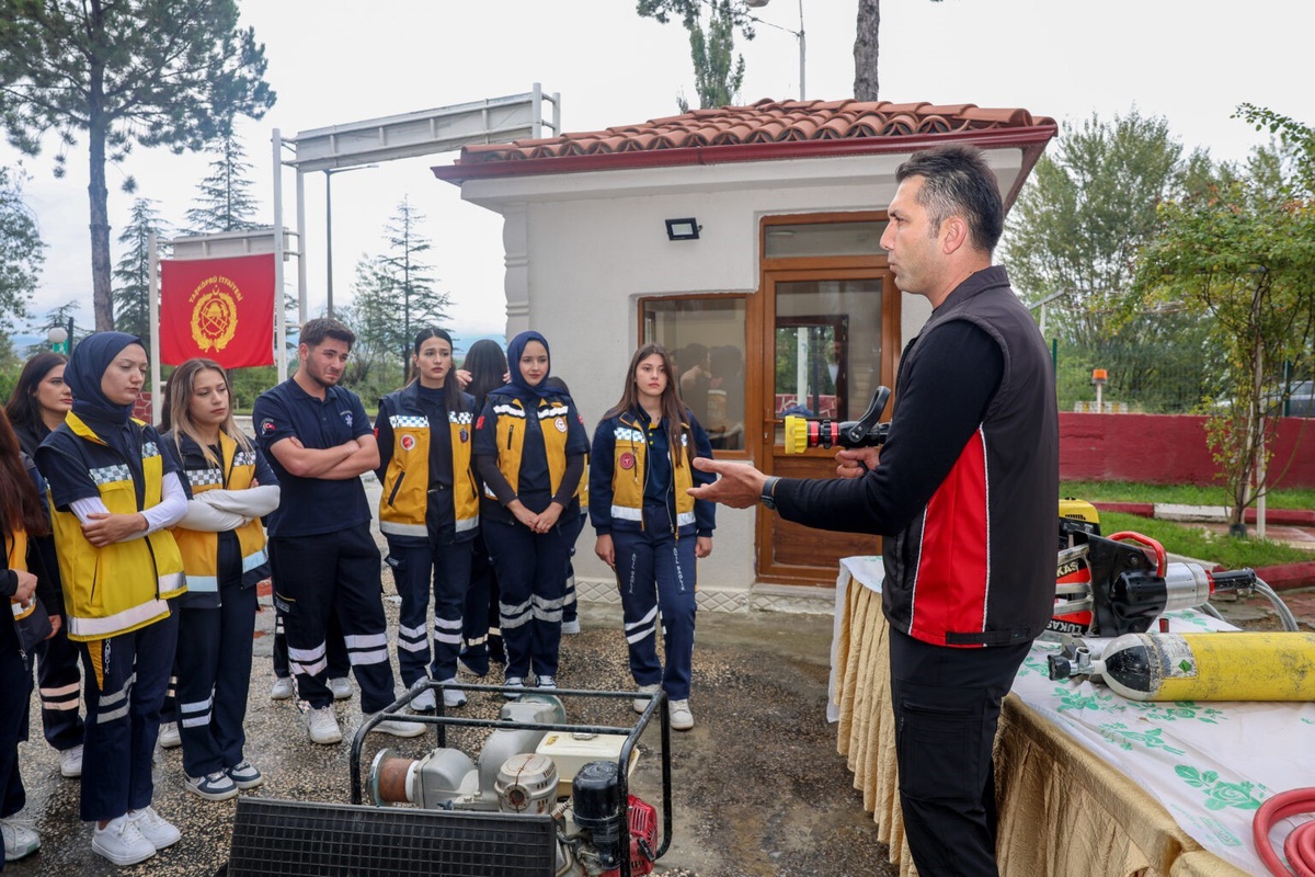 Kastamonu Taşköprü\'de İtfaiyeciler Haftası\'nda öğrencilere ekipman tanıtıldı