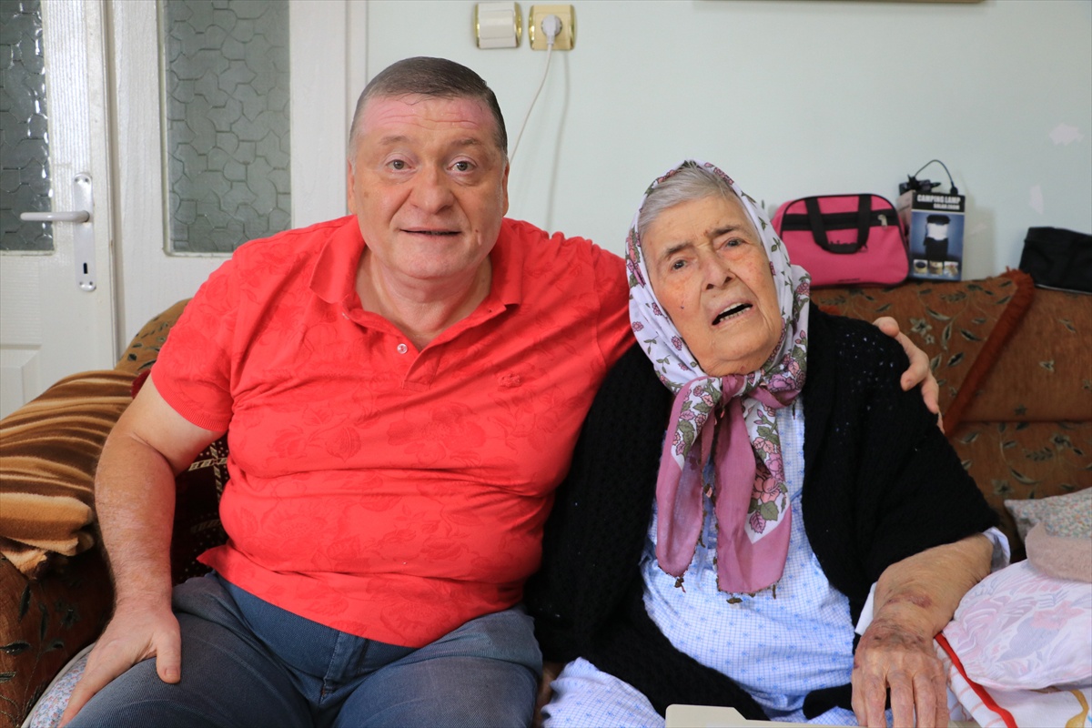 Kilis\'te 87 yaşındaki Ülkü Öner, 15 gün yoğun bakım sonrası davul zurnayla karşılandı