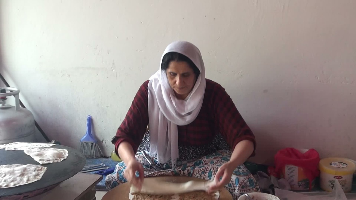 Mardin Kızıltepe\'de Aksoy ve Esentekin şambörekle geçimlerini sağlayıp çocuk okutuyorlar