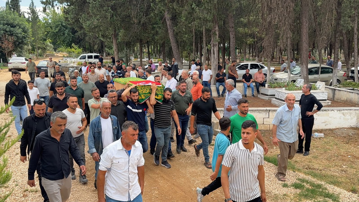 KKTC açıklarında batan gemide kaybolan 1\'i çocuk 2 kişi Hatay\'da toprağa verildi