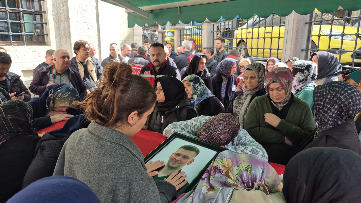 Zonguldak\'ta siloya düşen madenci Ufuk Demir, 2 aylık hamile eşinin gözyaşıyla uğurlandı