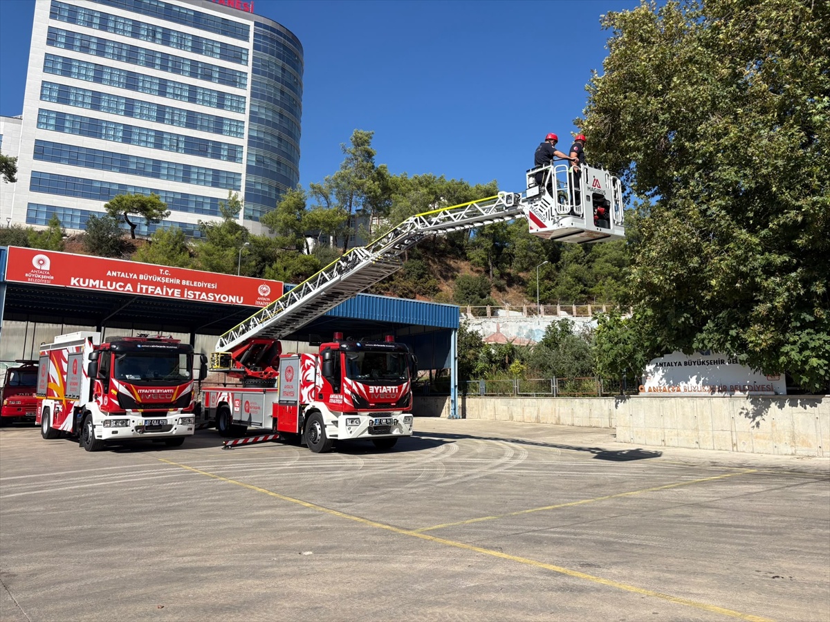 Antalya Büyükşehir, Kumluca itfaiyesine 42 metre merdivenli 2 yeni araç kazandırdı