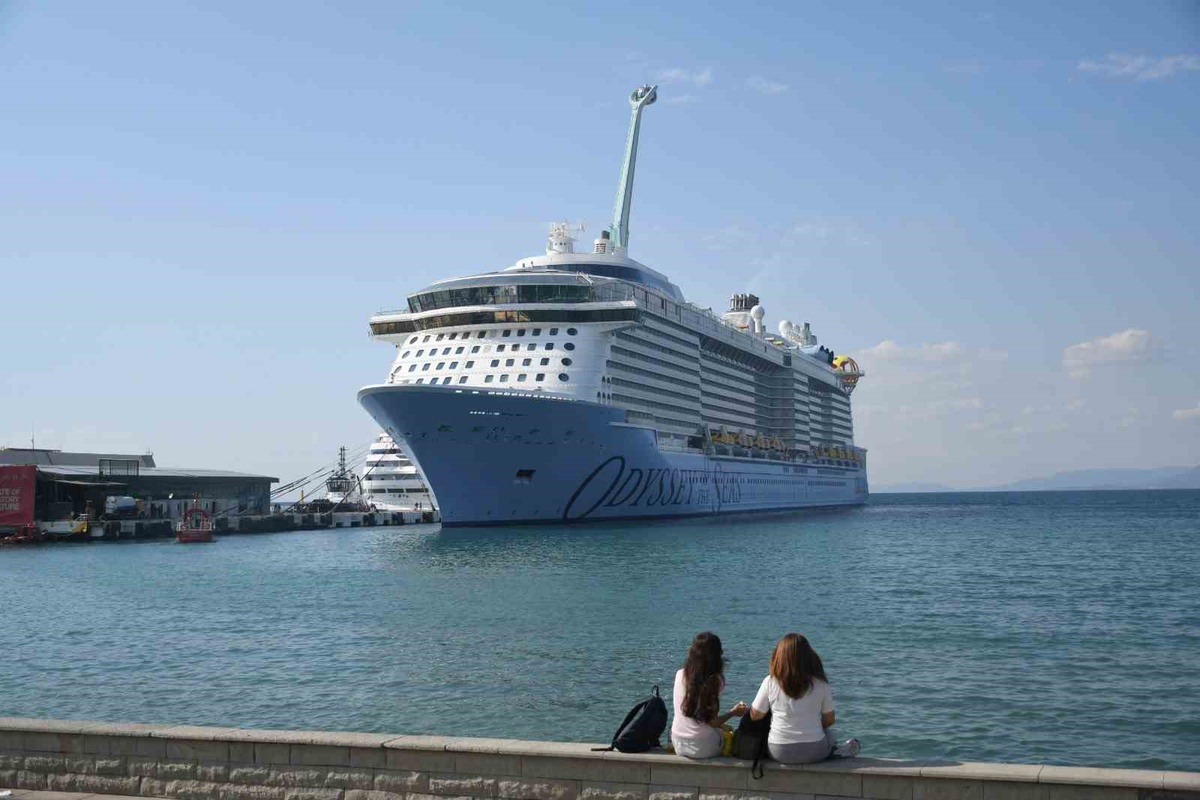 Kuşadası\'na 2 kruvaziyerle gelen 4 bin 694 turist esnafı sevindirdi