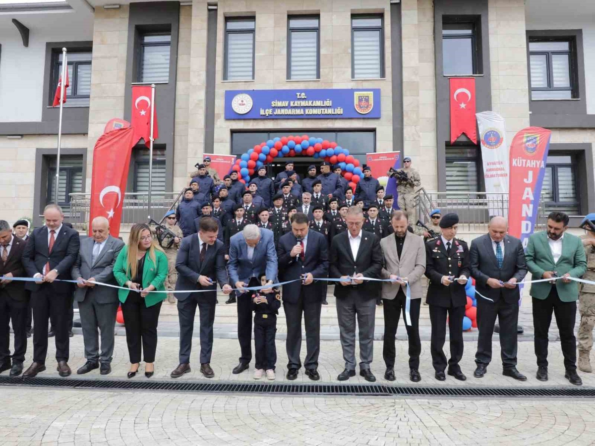 Kütahya Simav\'da jandarma hizmet binası Vali Işın\'ın katılımıyla açıldı