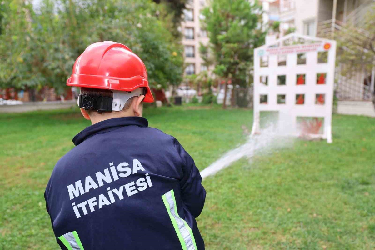 Manisa\'da 24 öğrenci itfaiyede simülasyonlu yangın söndürme eğitimi aldı