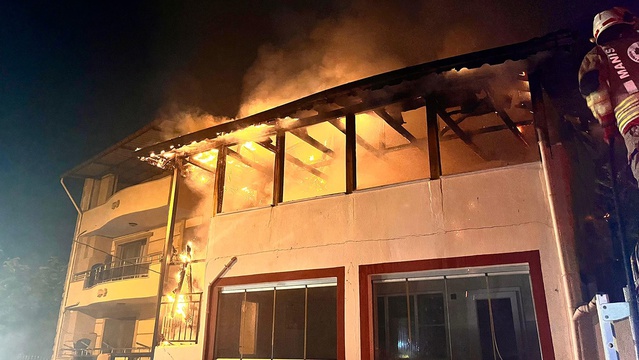 Manisa Kula'da gece boş evde çıkan yangın, 3 araçla çevreye sıçramadan söndürüldü