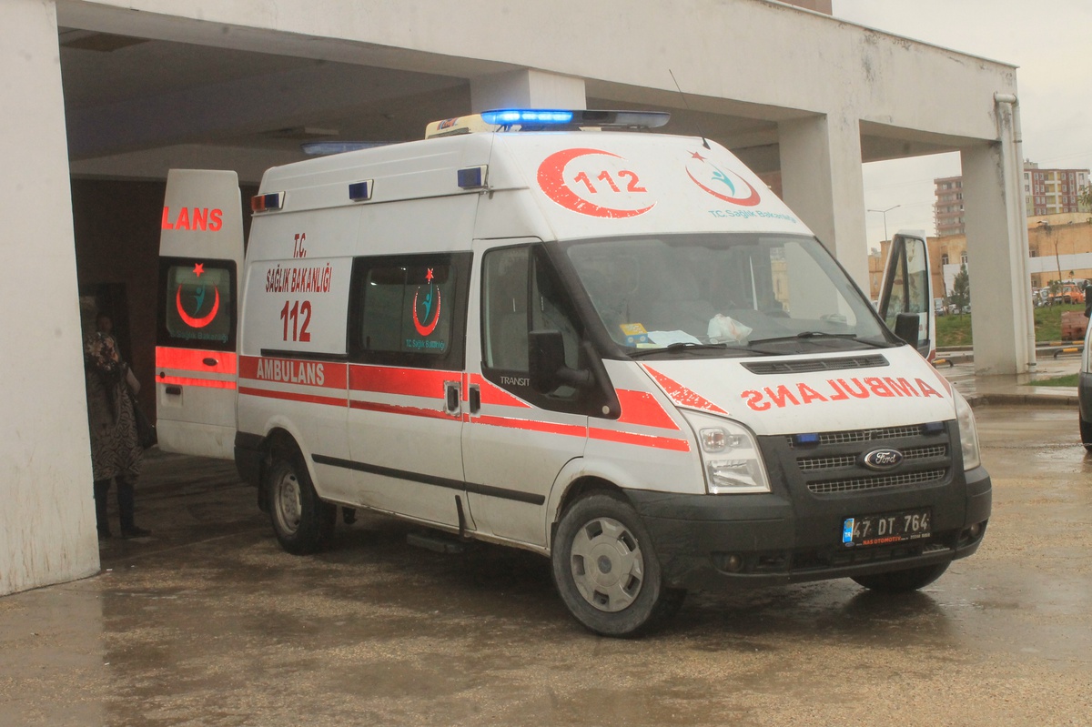 Mardin Midyat\'ta kontrolden çıkan minibüs devrildi, 3\'ü çocuk 8 kişi yaralandı