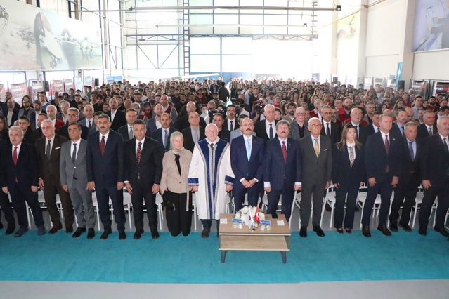 SAMÜ'de gelir adaletsizliği dersinin ardından Mehmet Muş'a fahri doktora verildi