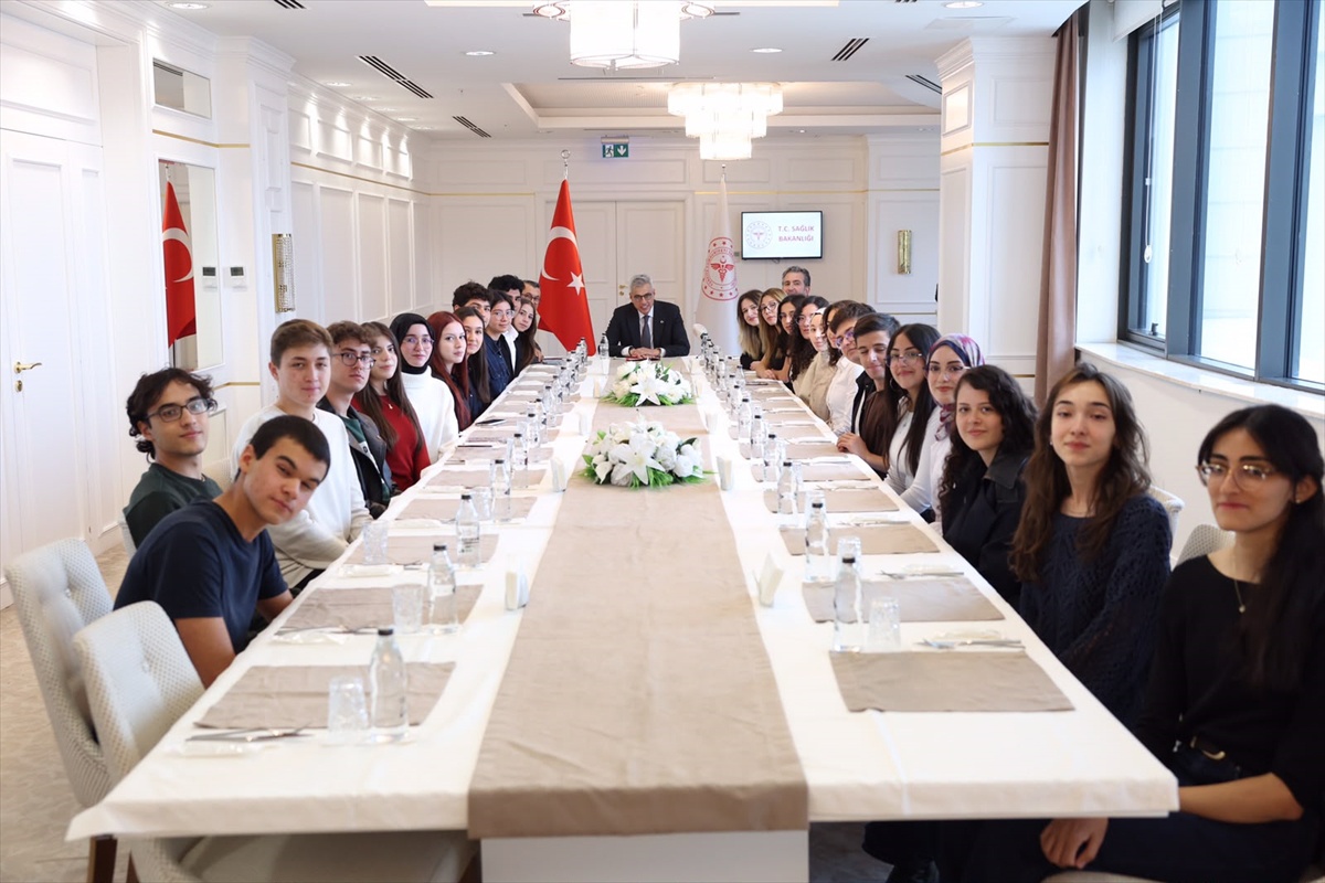 Memişoğlu tıp öğrencilerine günde 3 milyon kişiye dokunan sağlık sistemini anlattı