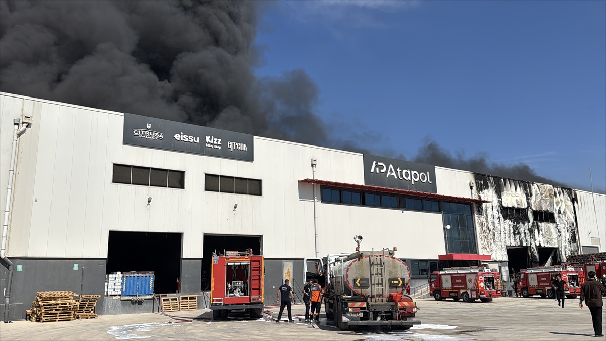 Mersin Akdeniz\'de sabun ve deterjan fabrikasındaki yangına ekipler müdahale ediyor