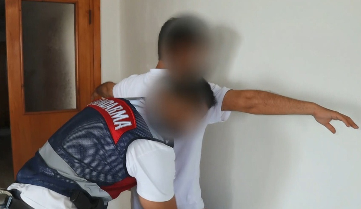 Mersin Erdemli\'de sosyal medya şantaj şebekesine operasyon düzenlendi, 4 kişi tutuklandı
