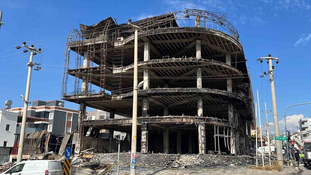Mersin Mezitli'de 4 katlı mobilya mağazasındaki yangın yaklaşık 2,5 saatte söndürüldü