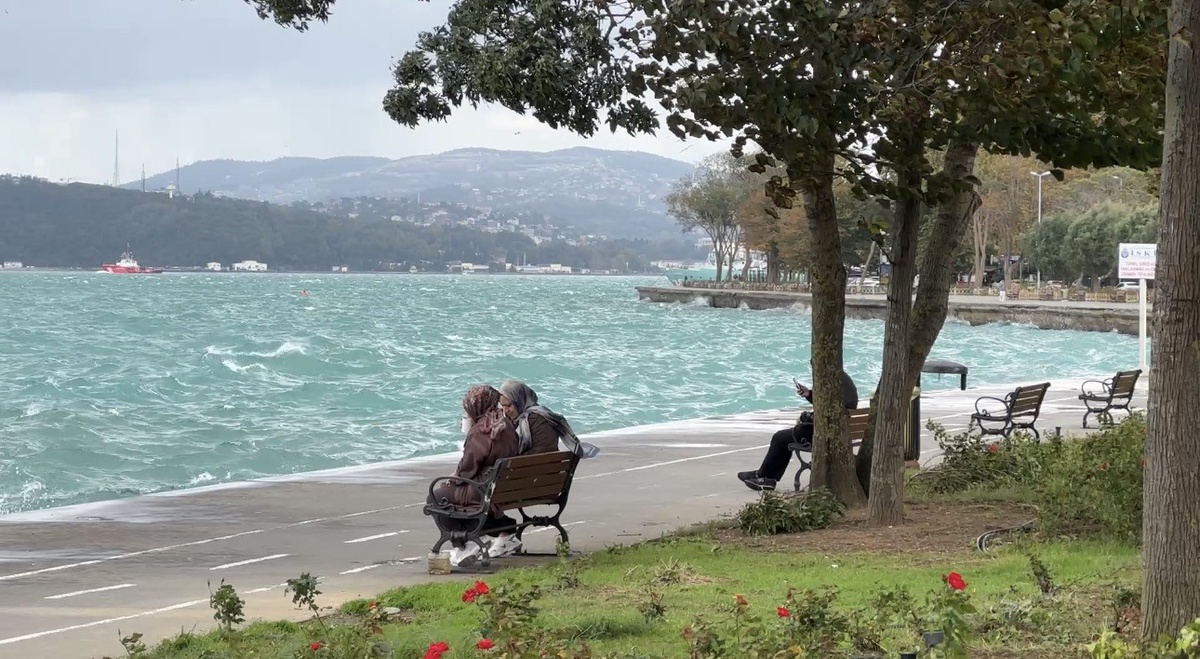 İstanbul\'da fırtına uyarısı sonrası Sarıyer\'de denizde dalgalar oluştu
