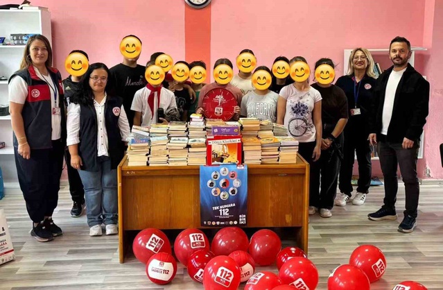 Muğla 112 çalışanları Dokuzçam'da öğrencilere 400 kitap ve spor topları ulaştırdı