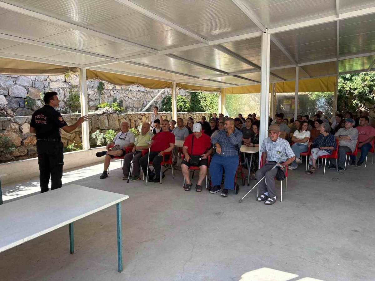 Muğla Fethiye huzurevi personeli yangın tatbikatında tahliye ve söndürme eğitimi aldı