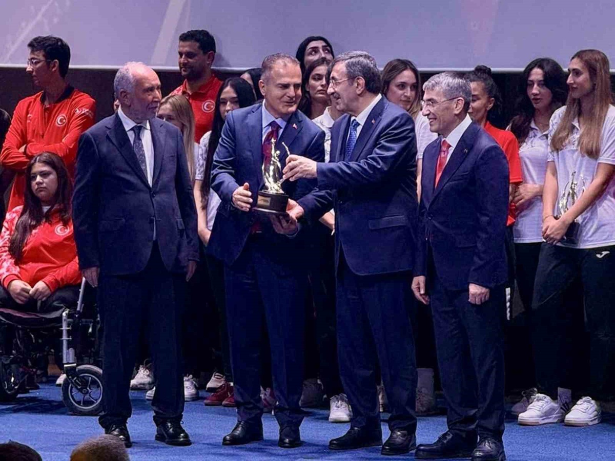 Muğla Valisi Akbıyık\'a spora destek ödülü Cevdet Yılmaz\'ın elinden verildi