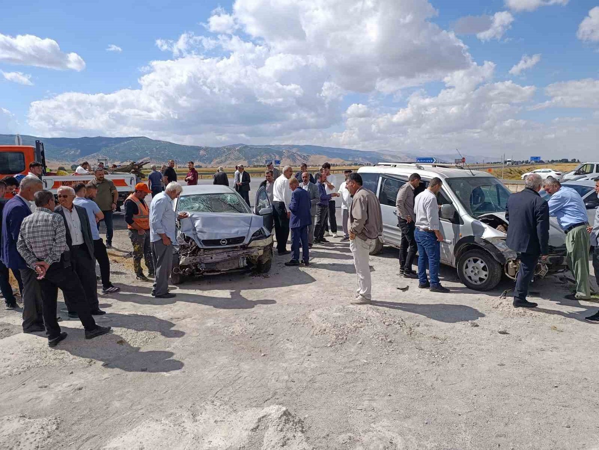 Muş\'ta Altınova yolu kavşağında iki araç çarpıştı, 4 kişiden 2\'si yaralandı