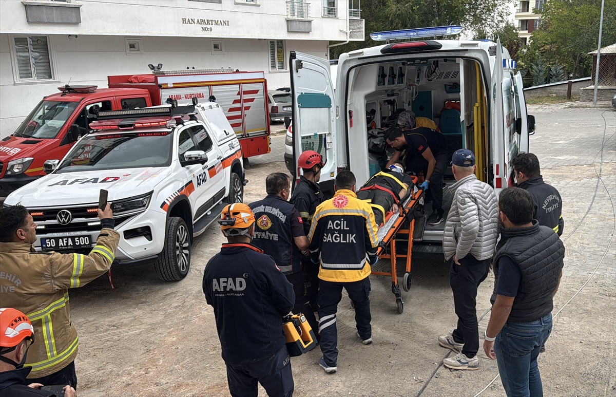 Nevşehir\'de asansör kabini yerleştirilirken boşluğa düşen 2 işçi yaralandı