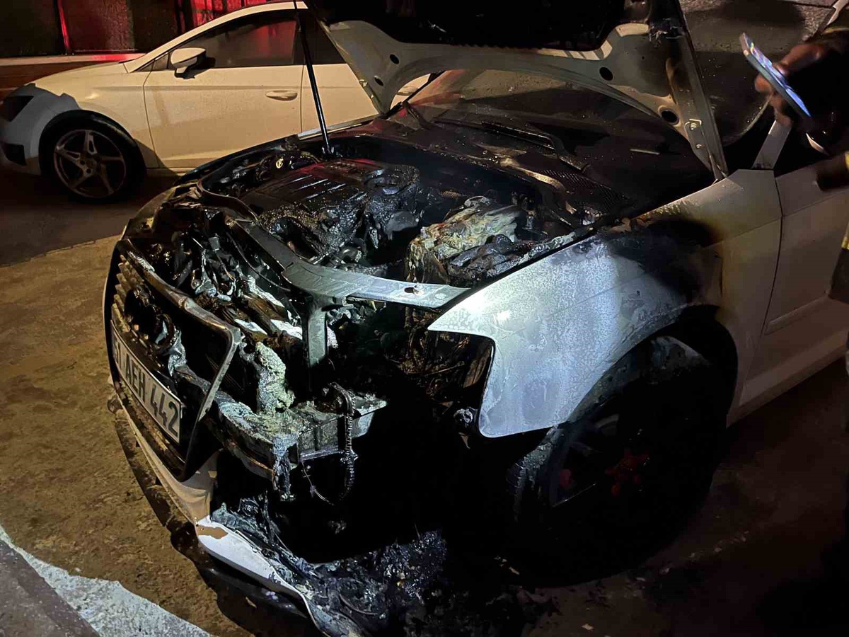 Niğde Sarıköprü\'de site otoparkındaki otomobilde yangın çıktı, itfaiye söndürdü