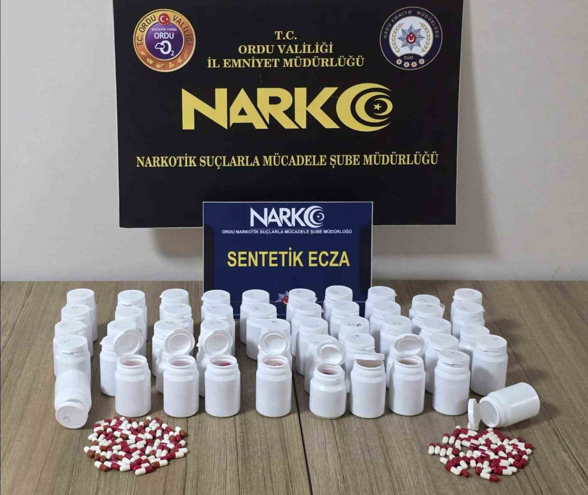 Ordu Gülyalı\'da araçta 3 bin 64 sentetik ecza ele geçirildi, 2 şüpheli tutuklandı