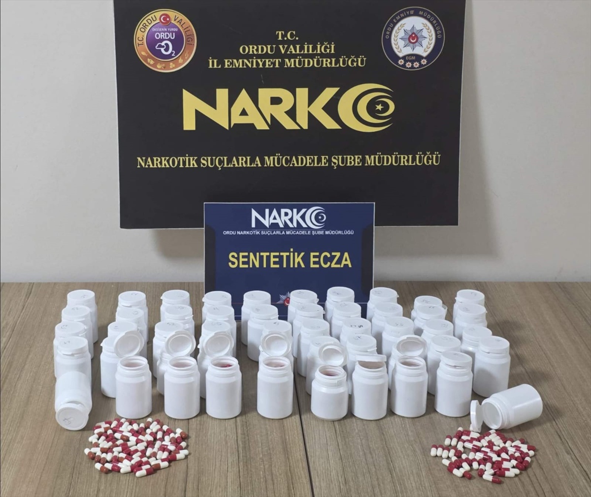 Ordu Gülyalı\'da otomobilde 3 bin 64 uyuşturucu hap bulundu, 2 şüpheli tutuklandı