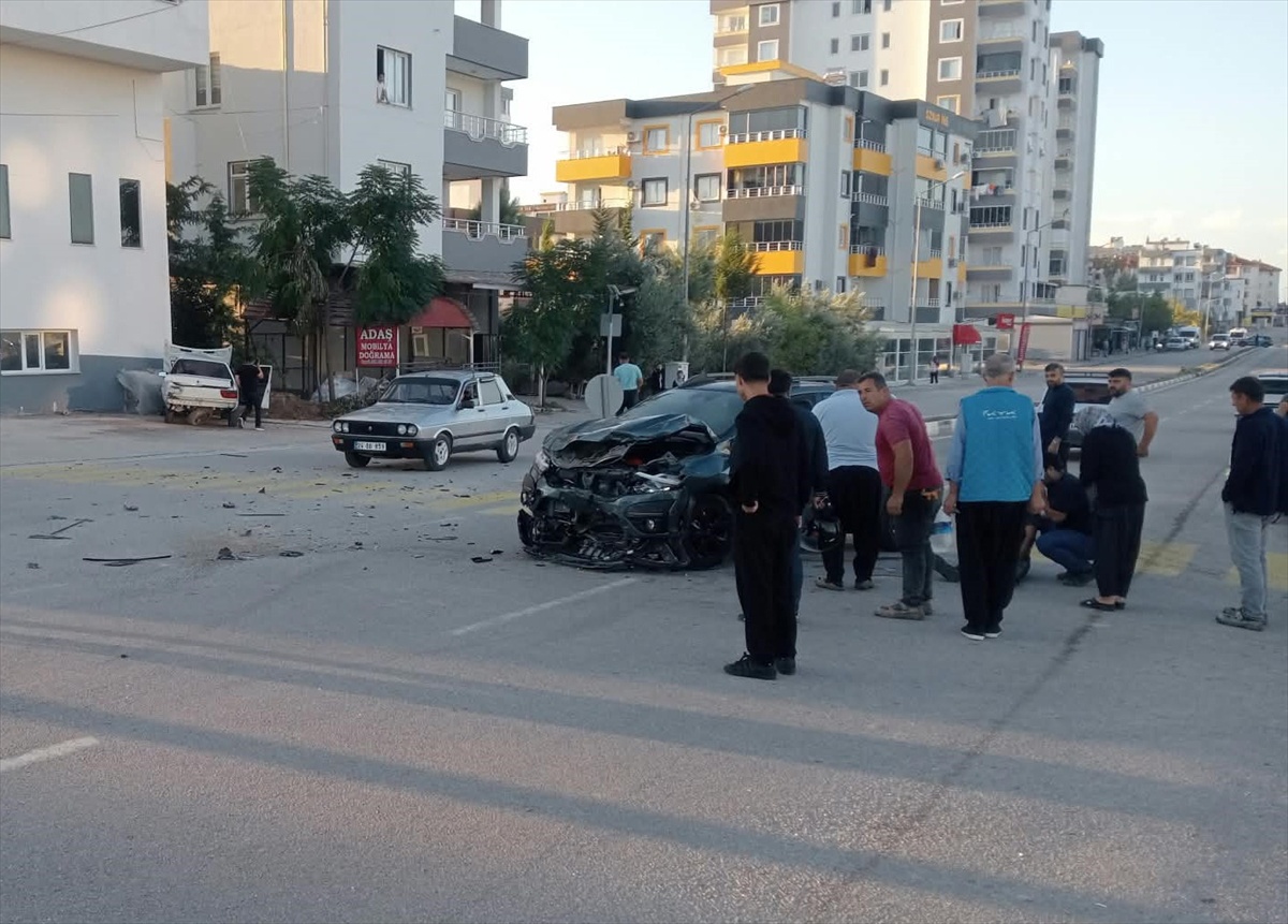 Osmaniye\'de 2 otomobilin çarpıştığı kazada 3 kişi yaralandı