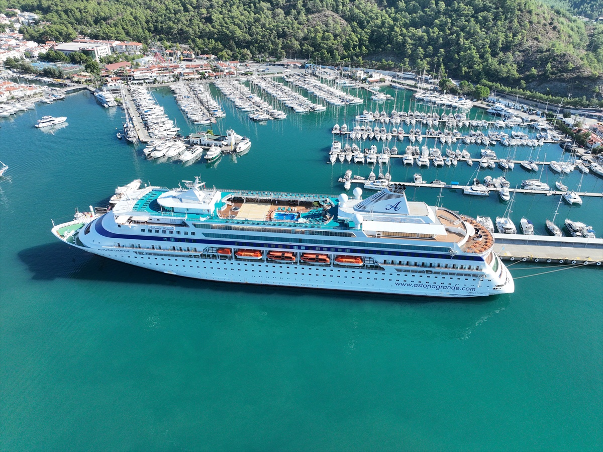 Kruvaziyer Astoria Grande, 368 yolcu ve 352 personelle Marmaris\'e yanaştı