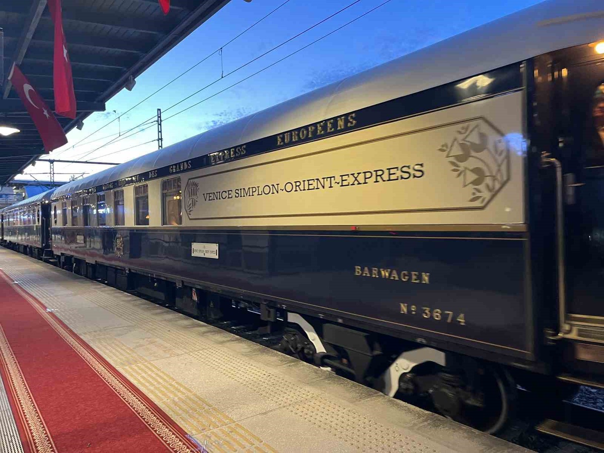 Tarihi Orient Express 5 günde Paris\'ten İstanbul\'a geldi: 70\'i aşkın yolcu Bakırköy\'de karşılandı