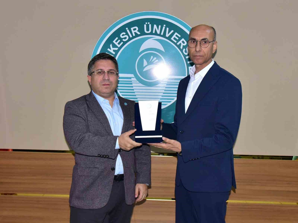 Balıkesir Üniversitesi Rektörü Oğurlu, ses sistemi bağışçısı Duru\'ya plaket sundu