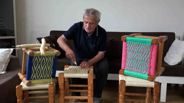 Yanlış teşhisle görme engelli Ahmet Turan, Rize Güneysu'da yarım asırdır iskemle örüyor