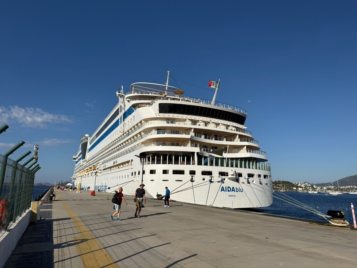 Bodrum Limanı\'na yanaşan AIDAblu kruvaziyeri 2 bin 243 turist getirdi