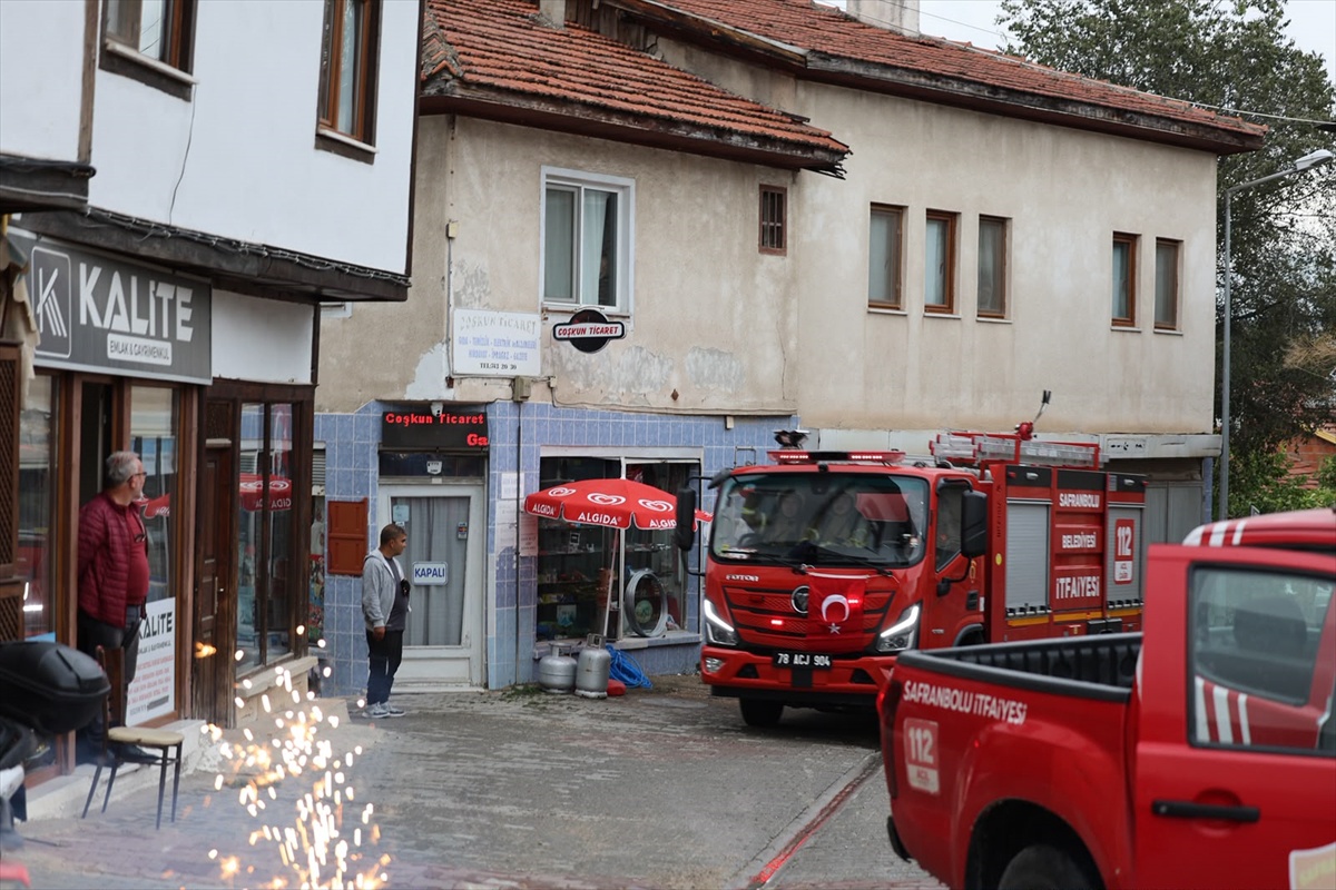 Safranbolu Yazıköy\'de itfaiye ekibi yangın ihbarına gitti, sürpriz kutlamayla karşılaştı