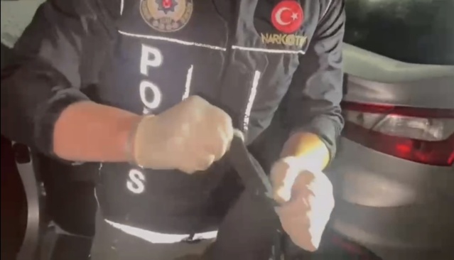 Sakarya'da araçta 1 ton 772 kilo bonzai hammaddesi ele geçirildi, 5 kişi tutuklandı