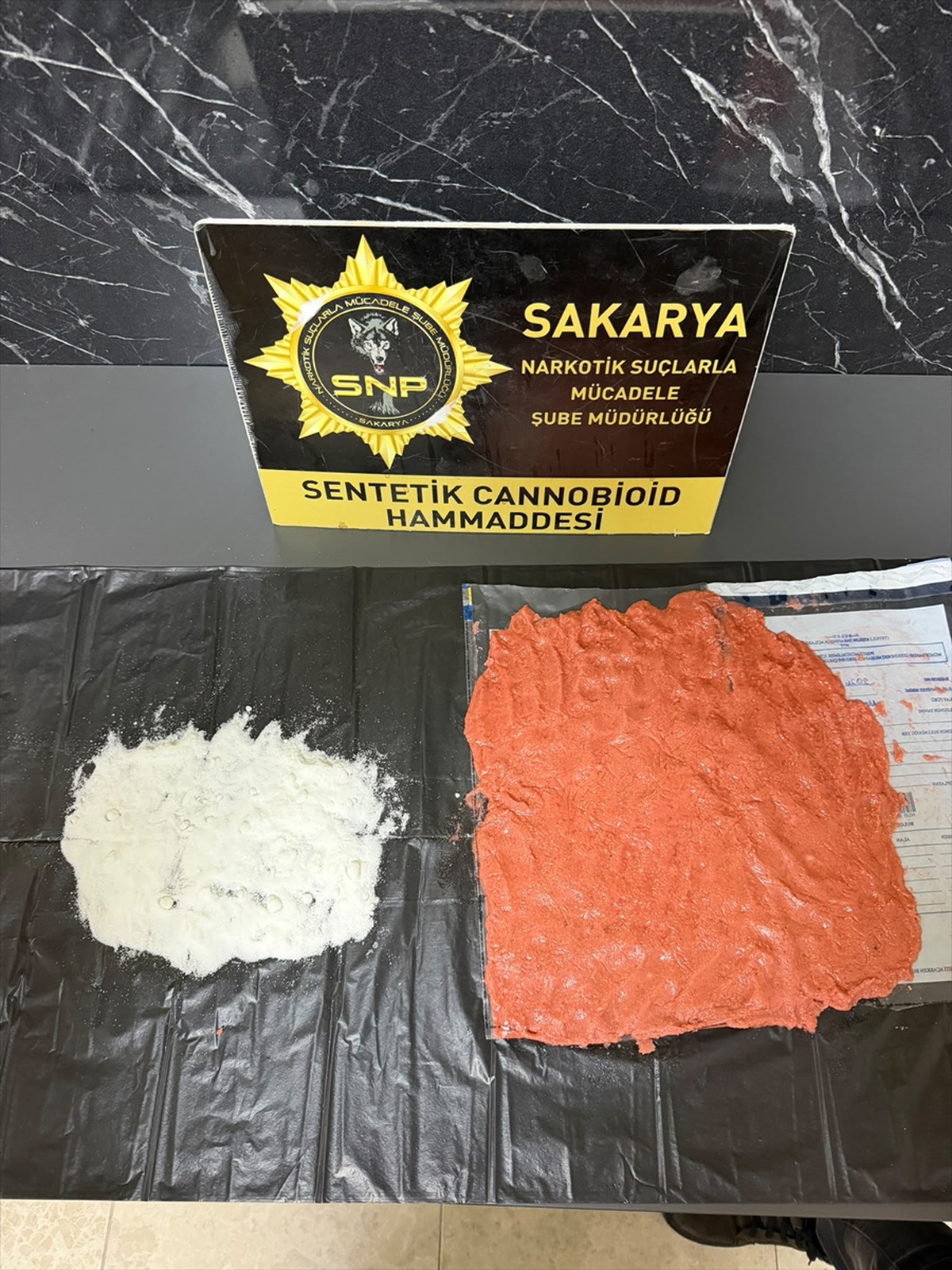 Sakarya\'da çoraba gizlenmiş 570 gram uyuşturucu ele geçirildi, 5 zanlı tutuklandı