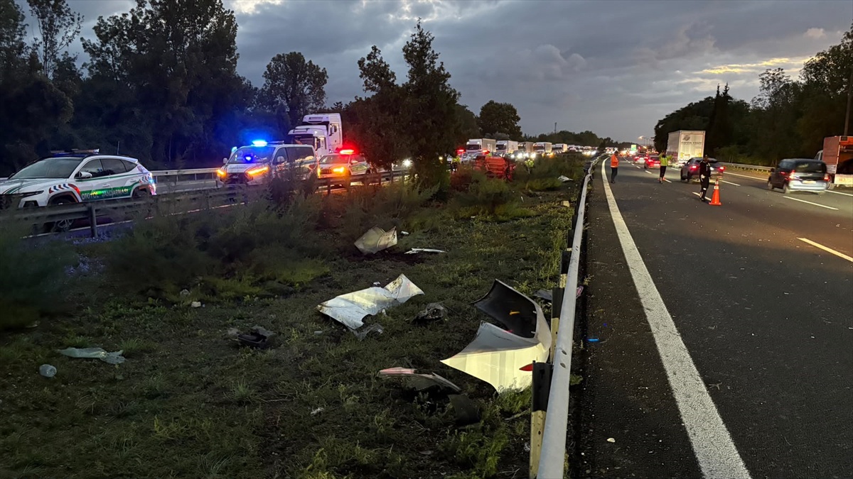 Sakarya Hendek\'te devrilen otomobilde 1 kişi öldü, 4 kişi yaralandı