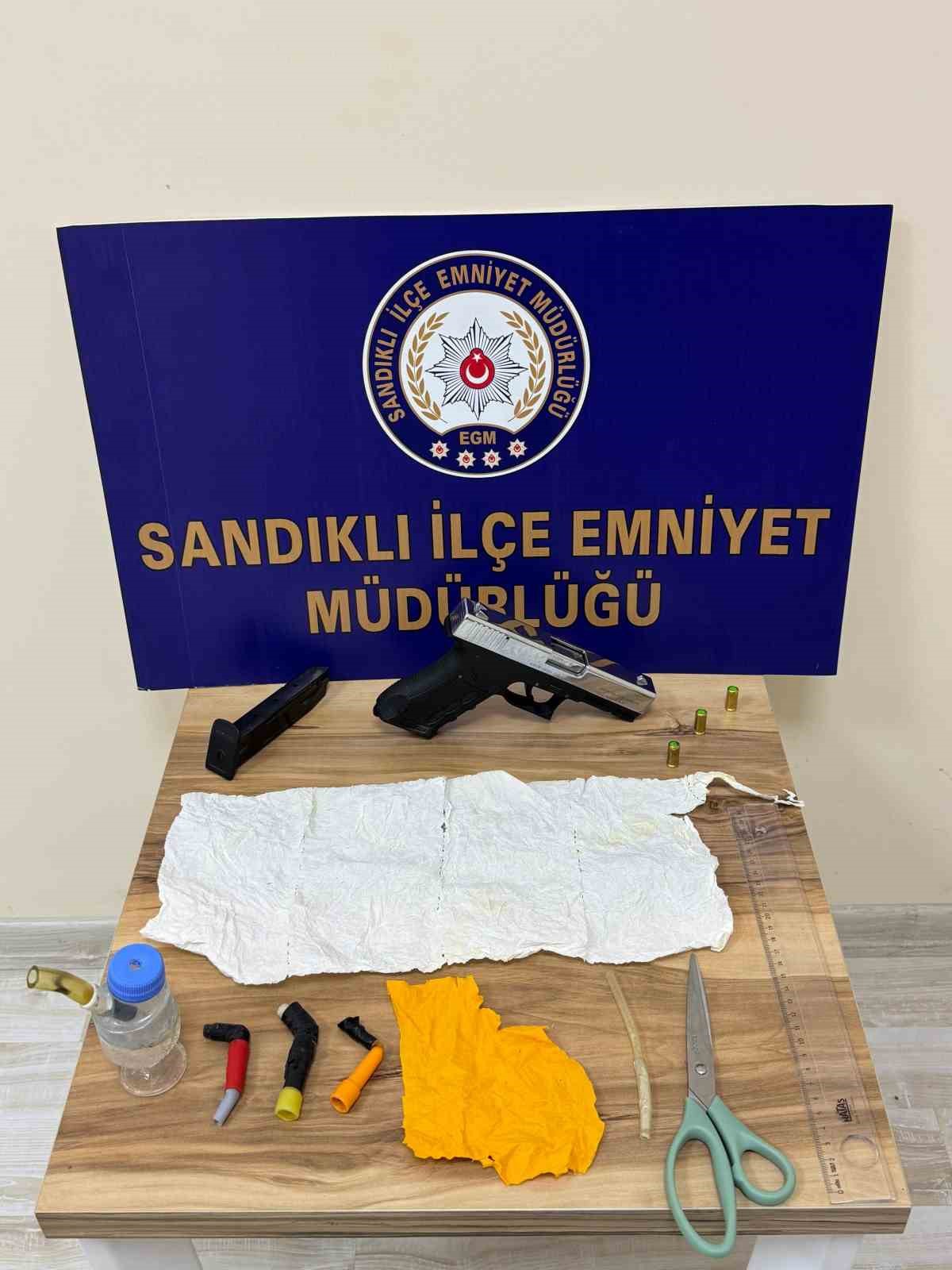 Sandıklı\'da baskında 900 içimlik uyuşturucu ele geçirildi, 2 şüpheli tutuklandı