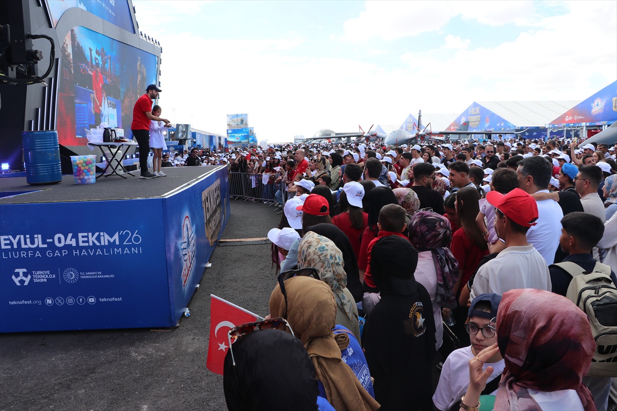 Şanlıurfa\'da düzenlenen TEKNOFEST Güneydoğu\'da çocuklar bilim deneylerine eşlik etti