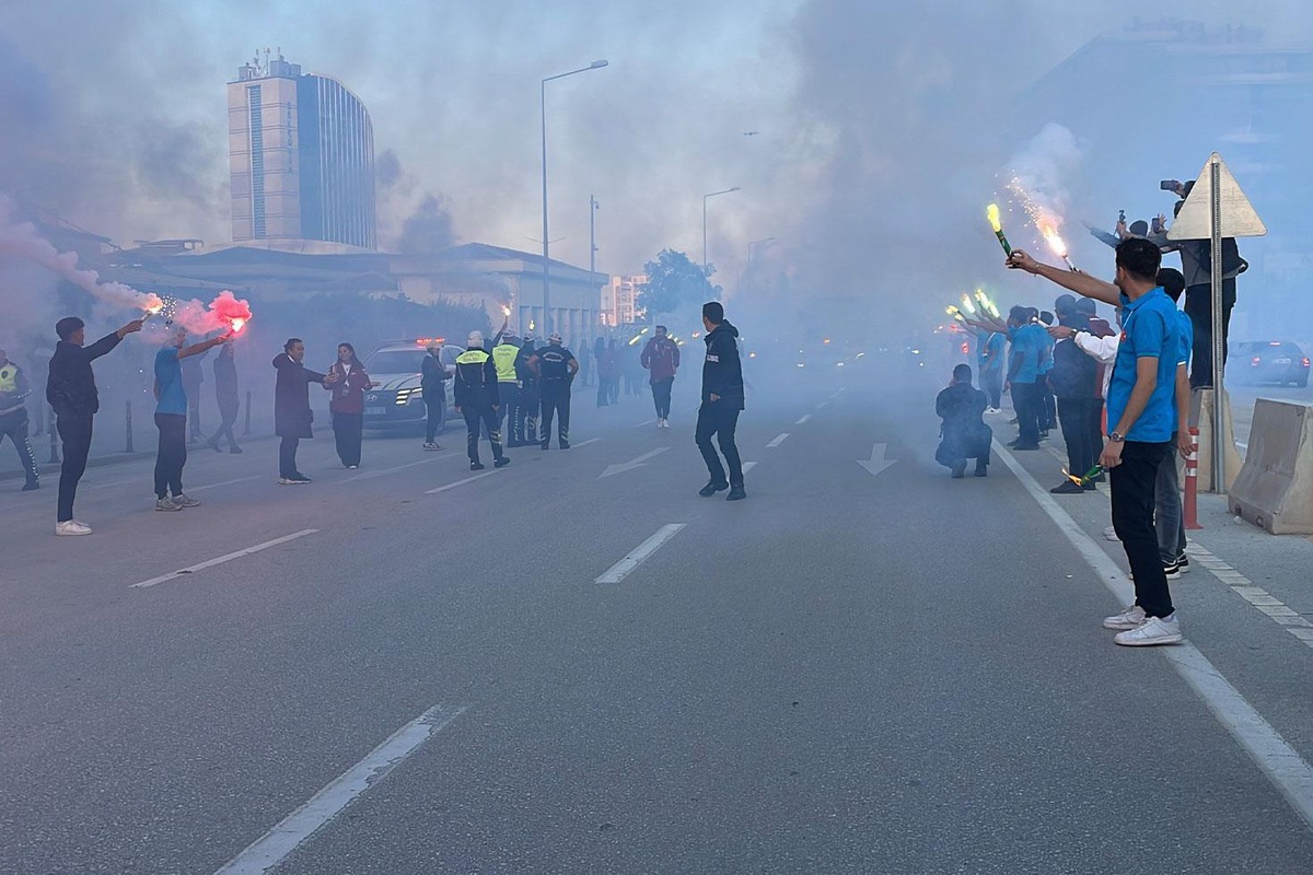 Şehri adeta yaktılar! Filistin Milli Takımı\'na coşkulu karşılama