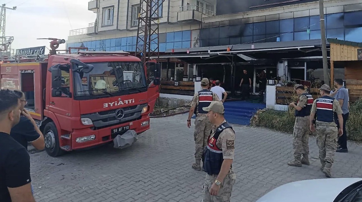Siirt Üniv. Kezer Yerleşkesi yakınındaki kafede yangın söndürüldü, can kaybı yok