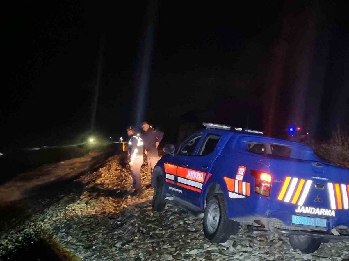Sinop açıklarında devrilen teknedeki polis memurlarından biri hayatını kaybetti, diğeri kayıp
