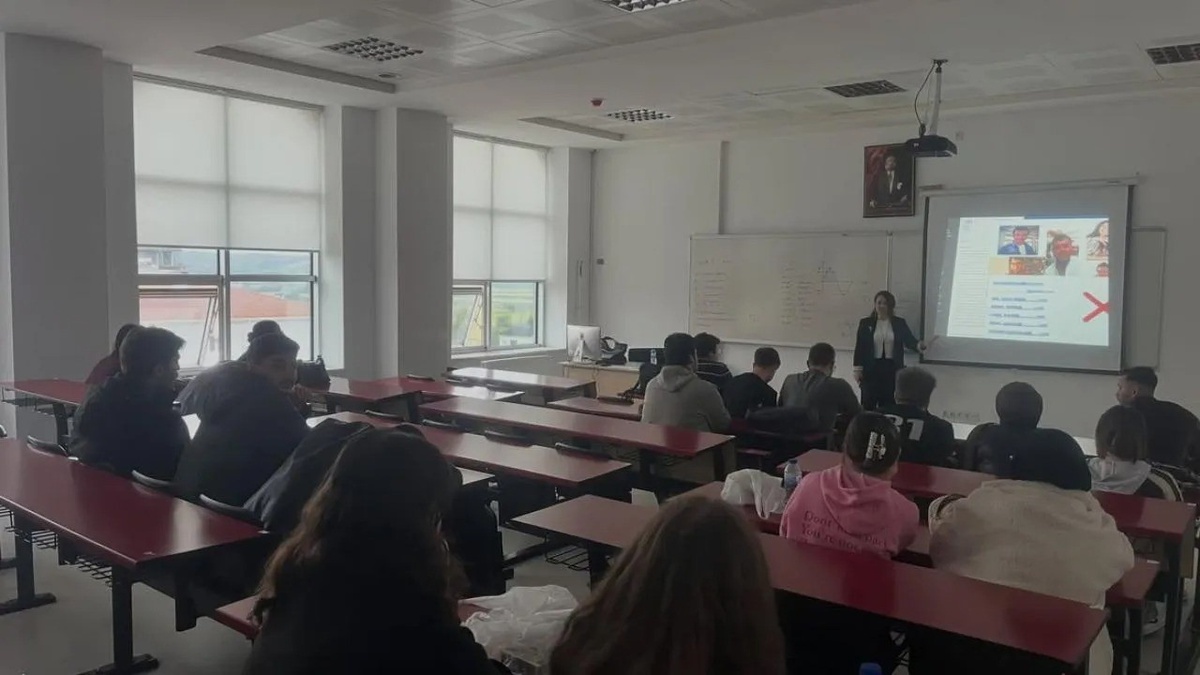 Sinop\'ta Bilgisayar Programcılığı öğrencilerine özgeçmiş ve iş arama eğitimi verildi